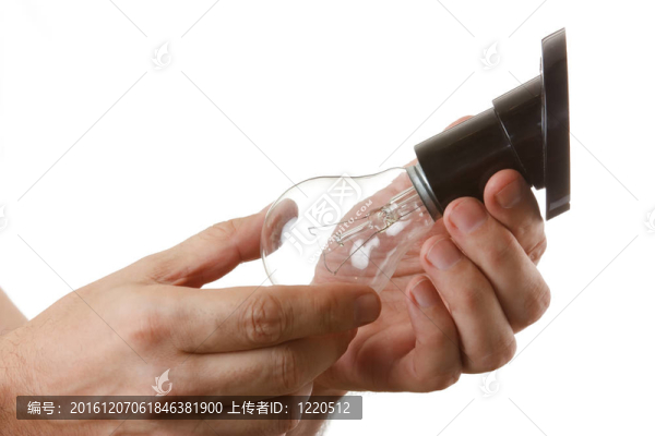 墨盒中的手扭轉(zhuǎn)燈泡