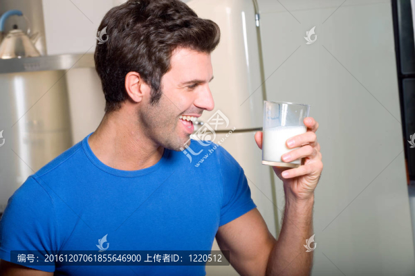 男人喝牛奶