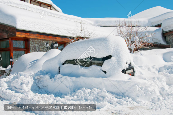 冬季大雪下汽車
