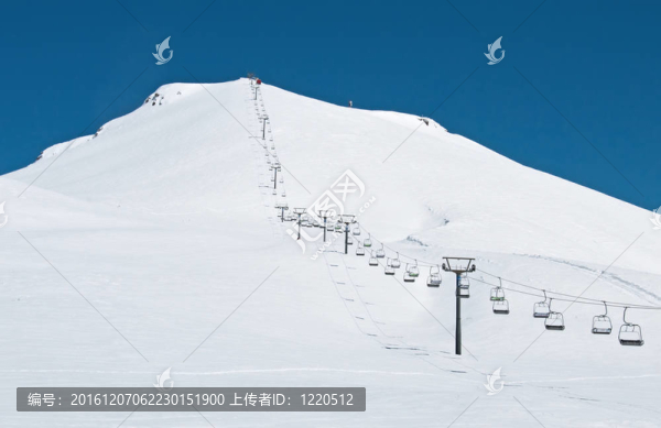 明亮冬日的滑雪升降椅