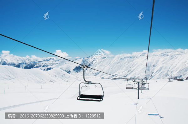 明亮冬日的滑雪升降椅