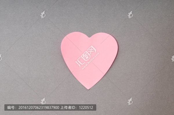 心形粘在背景上的音符