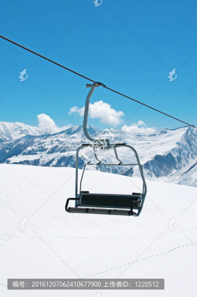 明亮冬日的滑雪升降椅
