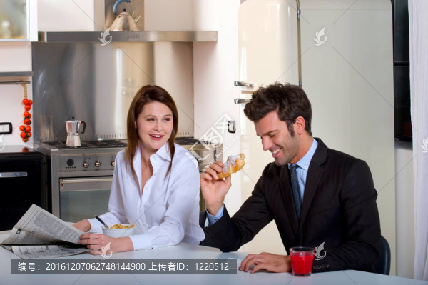 夫婦在上班前吃早飯