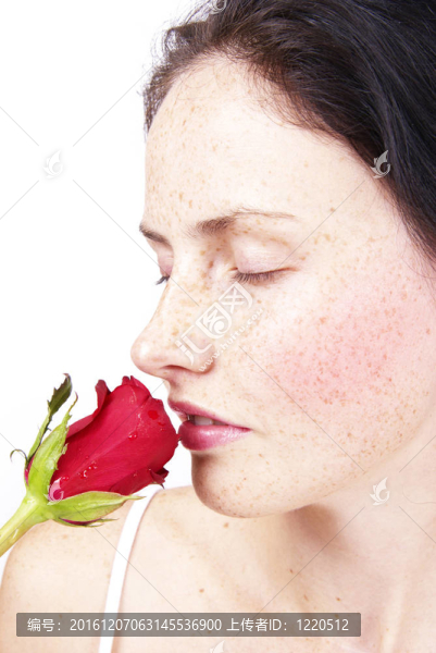美麗的黑發(fā)女人與玫瑰