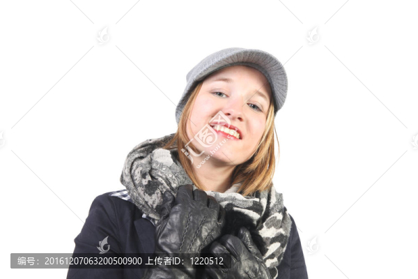 冬天穿衣服的年輕女人
