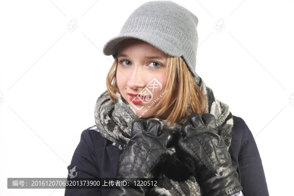 冬天穿衣服的年輕女人