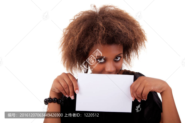 美麗的黑人婦女手上有空白名片；白色背景上孤立。工作室拍攝。