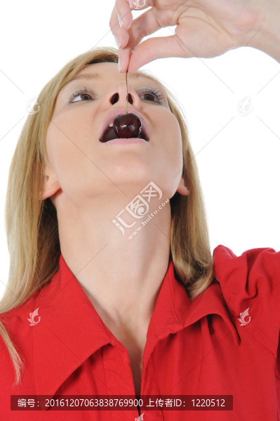 美女吃櫻桃。