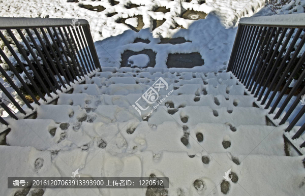 融雪中的痕跡