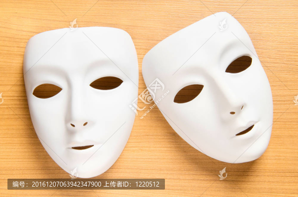 劇場概念與白色塑料面具