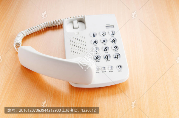 平面上的白色辦公電話(huà)
