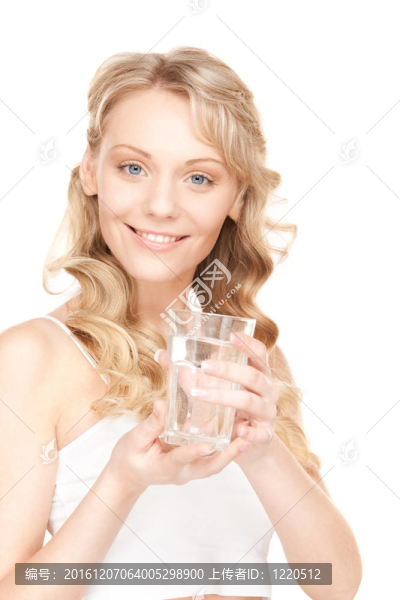 美麗女人帶著一杯水