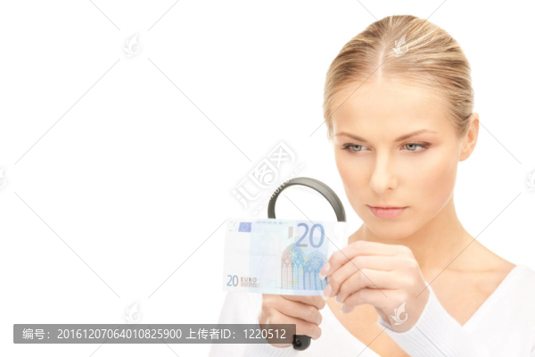 帶放大鏡和金錢的女人