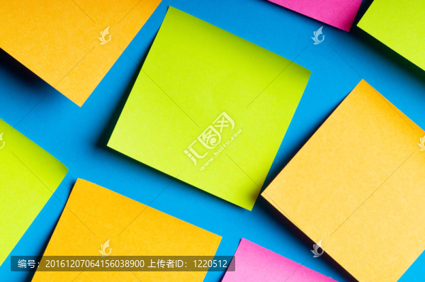 鮮艷的彩紙上的提醒筆記