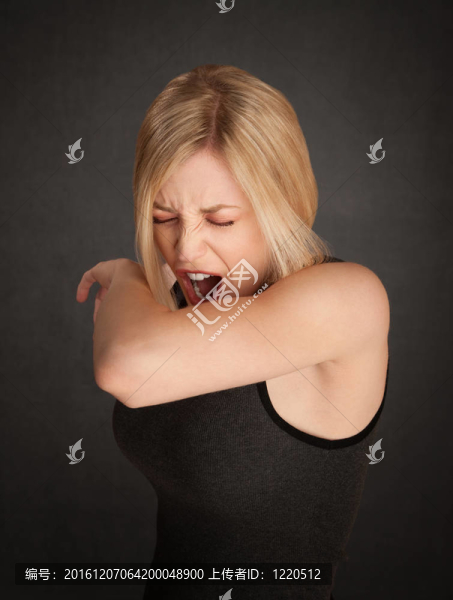 打噴嚏的女士