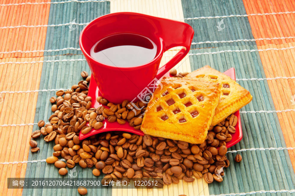 一杯有許多豆子的咖啡