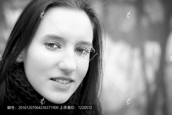戶外人像特寫一個(gè)年輕漂亮的女人