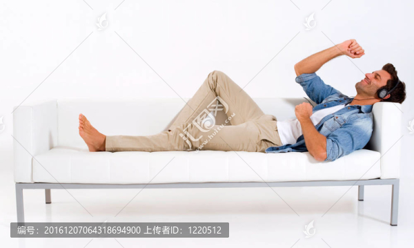 男子在沙發(fā)上聽音樂伴耳機(jī)