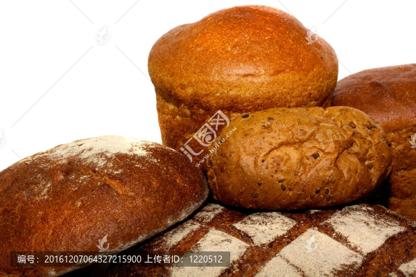 個(gè)全麥和黑麥面包和孤立