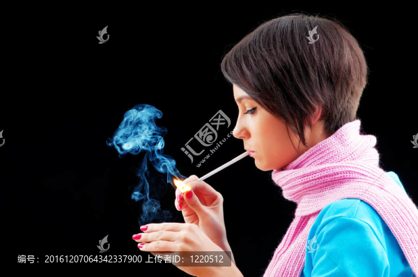 年輕女孩在黑煙