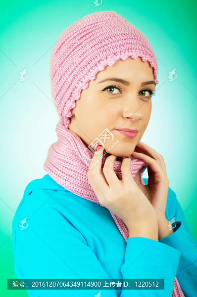 好看的女人在溫暖的衣服