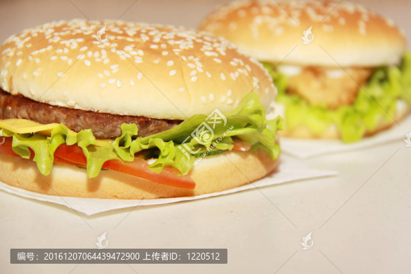 白色背景的美味漢堡