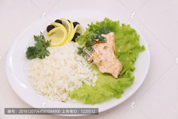 新鮮的烤三文魚放在一盤brown,rice