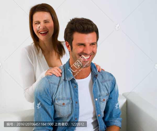 女人按摩男人的肩膀