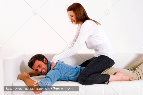 女人按摩男人的肩膀