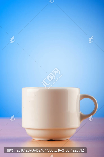 白杯反彩色梯度在桌子上