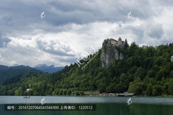 在山頂俯瞰湖布萊德城堡