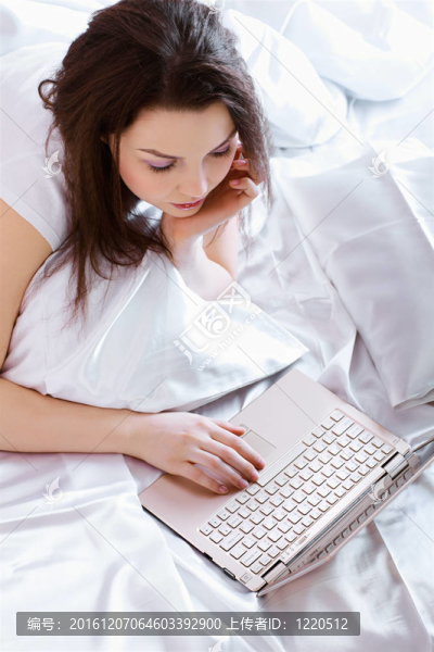 輕松的女孩與筆記本電腦