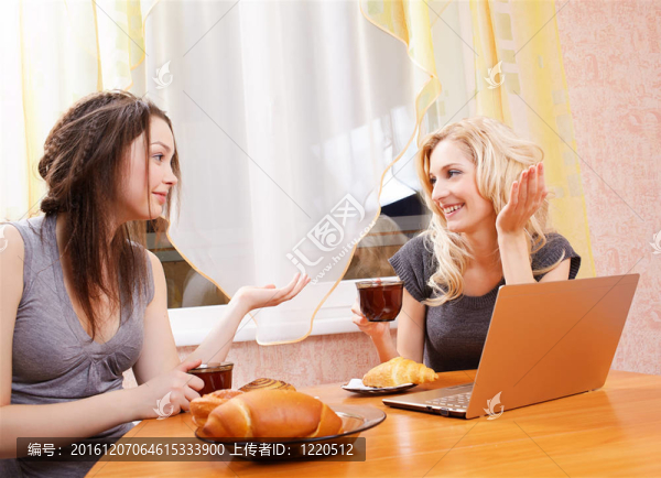 兩個(gè)女孩喝茶