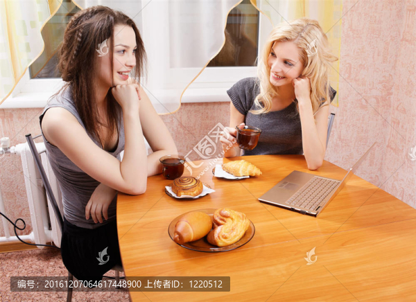 兩個女孩喝茶