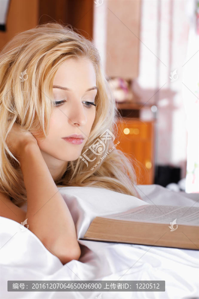 美麗女孩與書