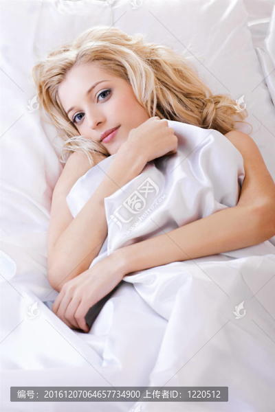 美麗的女孩在臥室