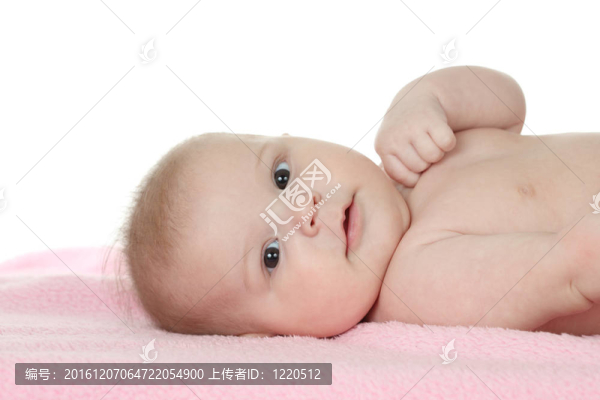 可愛(ài)的小女孩躺在毯子上
