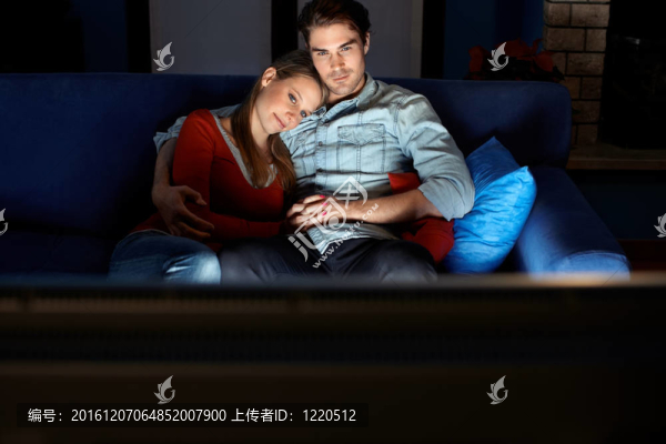 男人和女人在電視上看電影