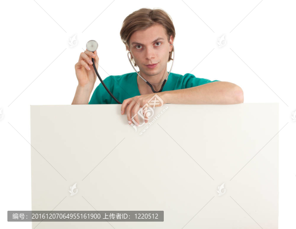 站在綠色的制服保持youngf男醫(yī)生聽診器和廣告牌