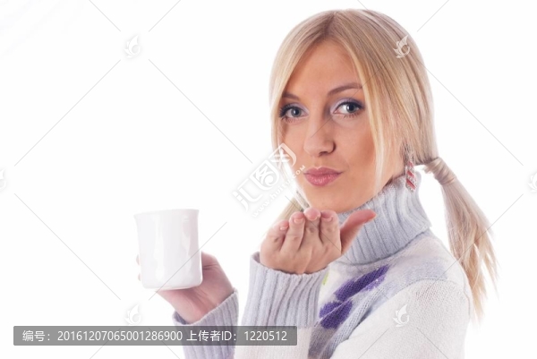 喝杯咖啡的女孩
