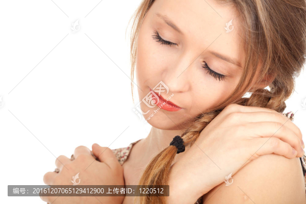 嚴(yán)肅美麗的女人體貼的雙臂和閉著眼睛