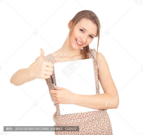 微笑美麗的年輕女子在禮服與空白卡；拇指