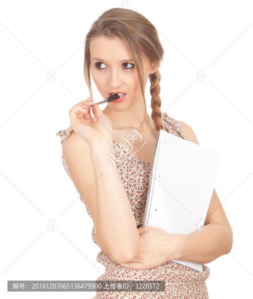 嚴(yán)肅美麗的年輕女子在禮服與空白卡