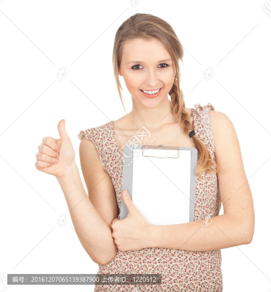 年輕的金發(fā)女人保持剪貼板；拇指向上