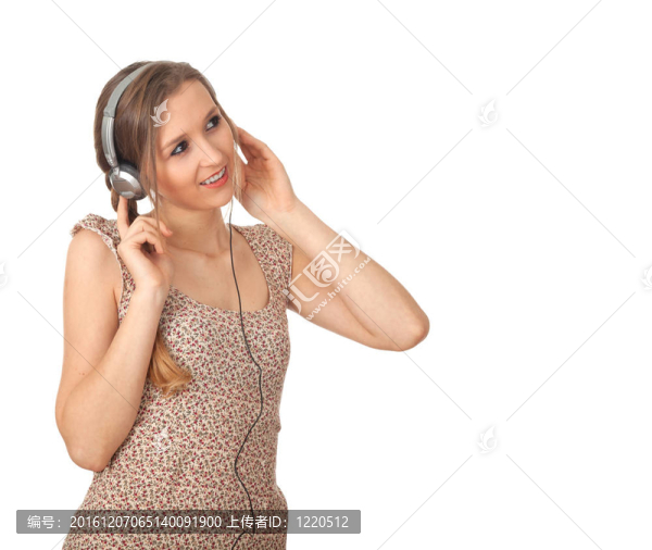 從MP3耳機(jī)聽音樂的年輕女子
