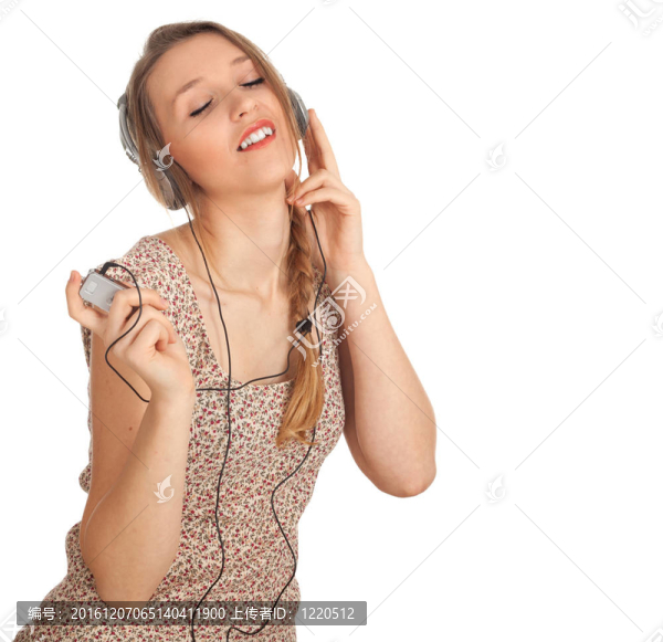 從MP3耳機聽音樂的年輕女子