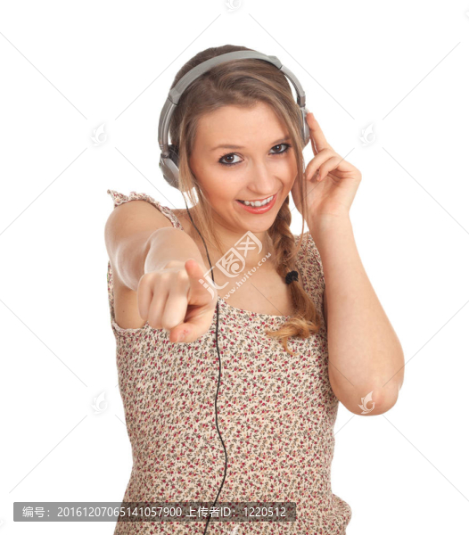 從MP3耳機聽音樂的年輕女子