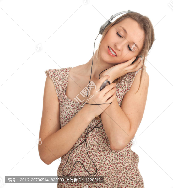 從MP3耳機(jī)聽音樂的年輕女子