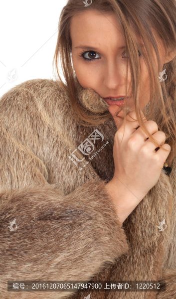 穿著毛皮大衣的漂亮年輕女子